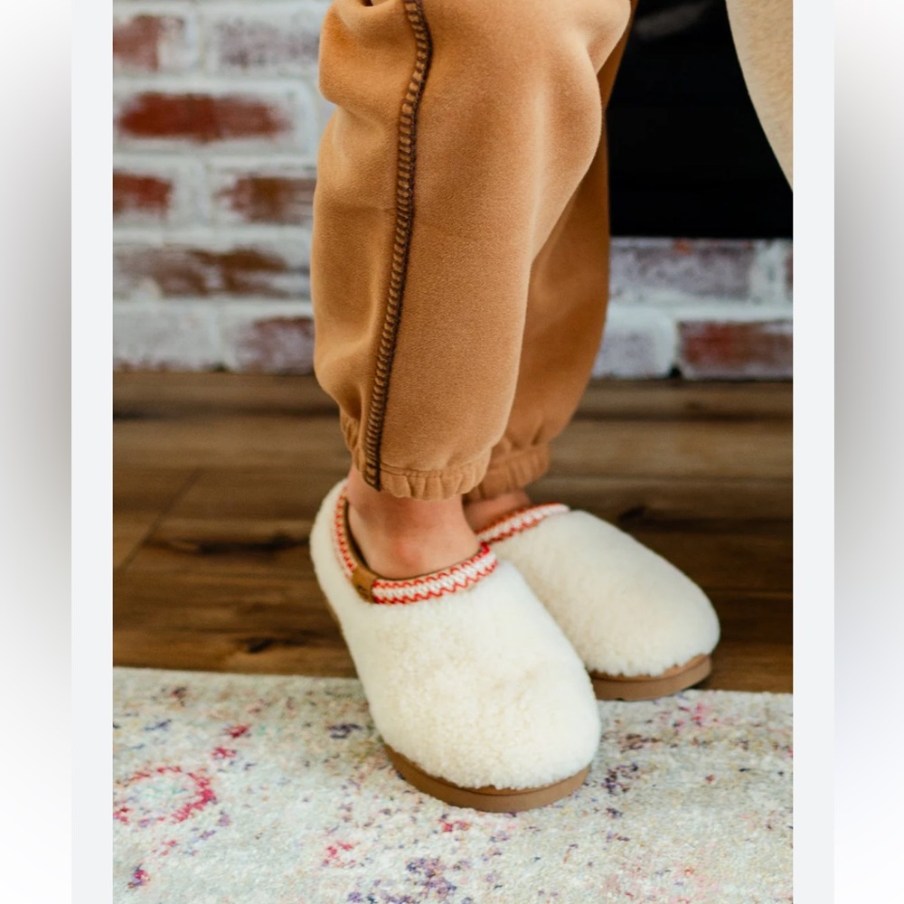 UGG
Tasman Maxi Curly Slippers  size 8 NEW 
Color: Natural